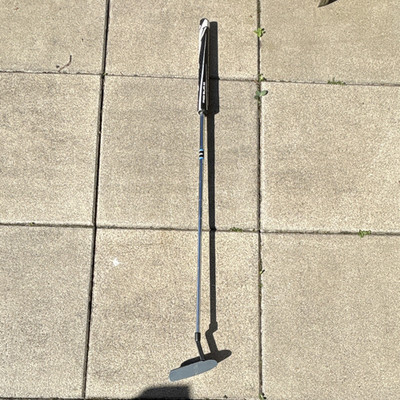 Strata Putter Blade Edelstahl, Super Stroke Griff, rechtshändig, schwarz/silber