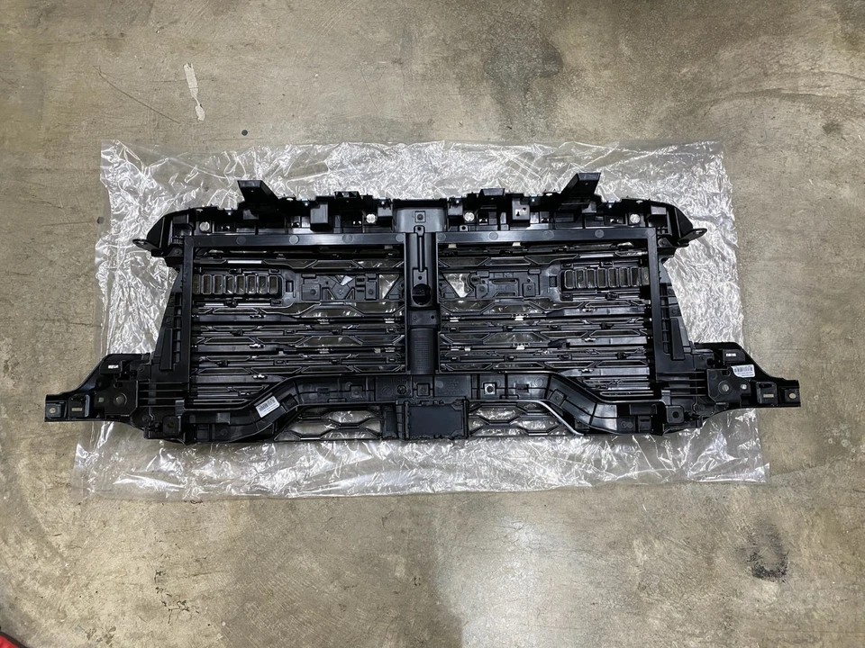 2025 Ram 3500 4500 5500 Front Center Grille Chrome Assembly Mopar OEM 68597704AA - Image 4 of 4