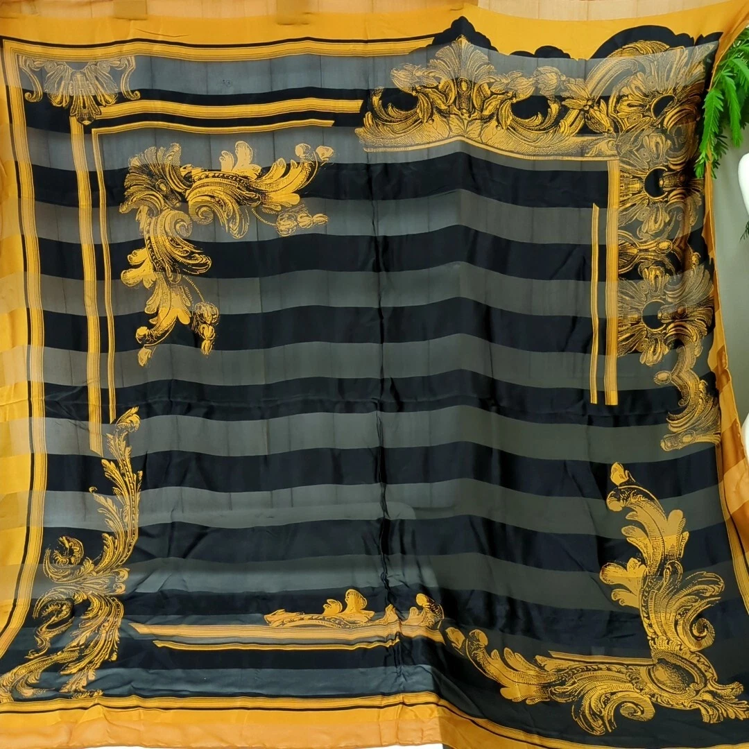 Foulard Christian Dior grande taille en soie transparent fabriqué en Italie utilisé du Japon