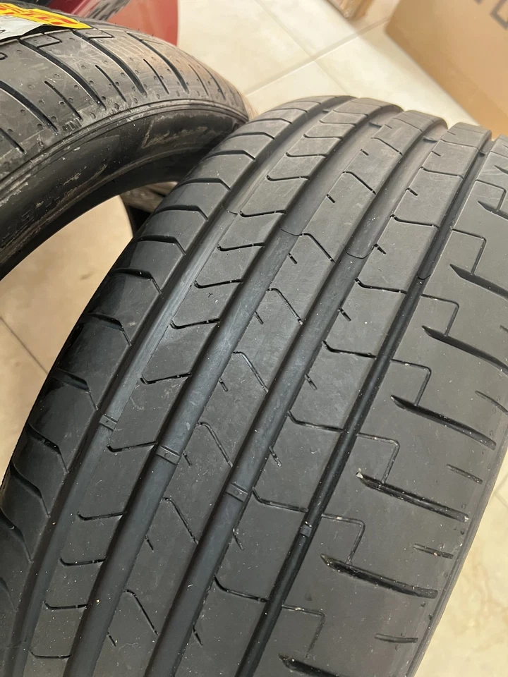 Juego de dos neumáticos nuevos Pirelli P Zero (PZ4) 225/40R19 Foto 3 de 4