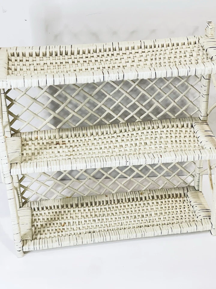 Estante vintage de mimbre blanco. Moderno Mid Century | Estante de tres niveles de ratán Foto 2 de 4