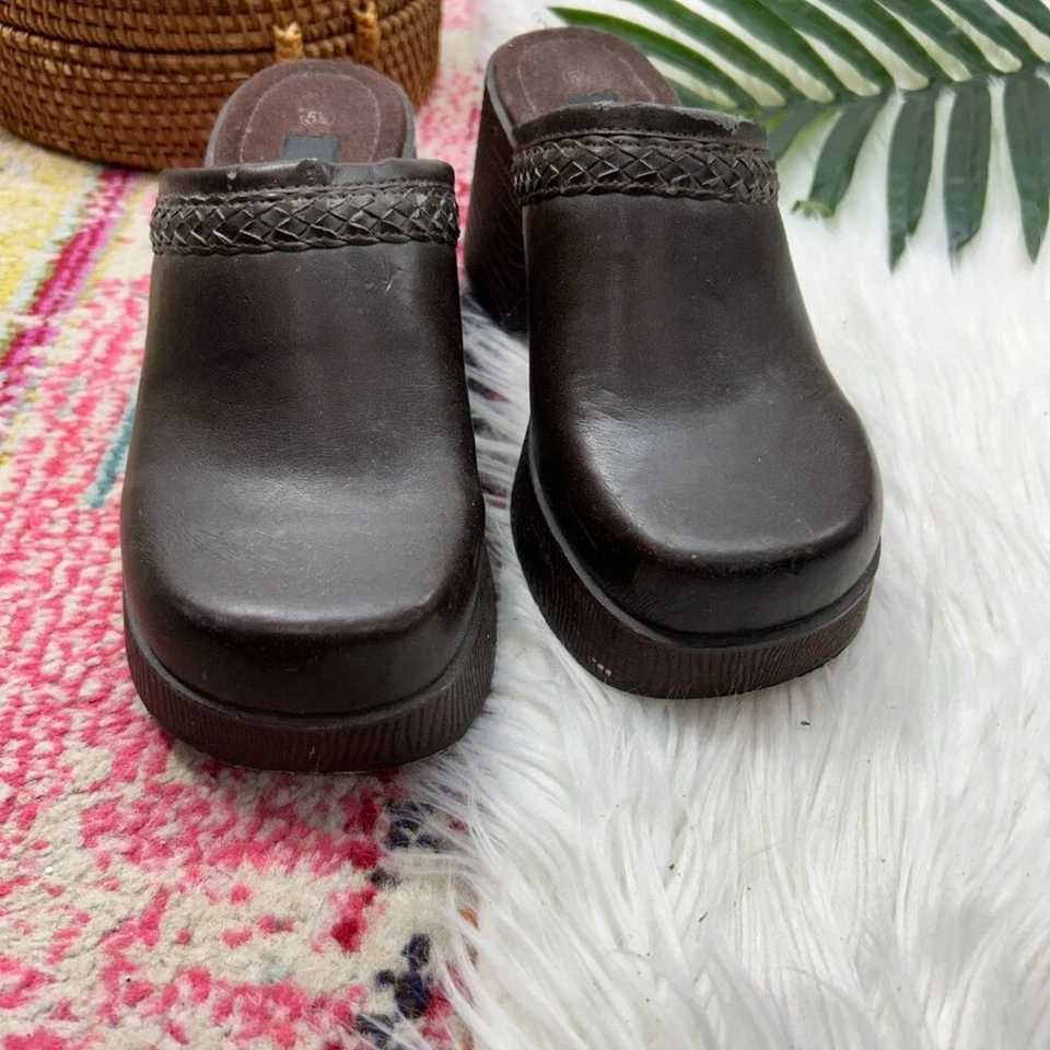 Vintage Y2K 2000s Xhilaration Neutral Brown Slip On Chunky Platform Clog 5.5 - Image 3 of 4