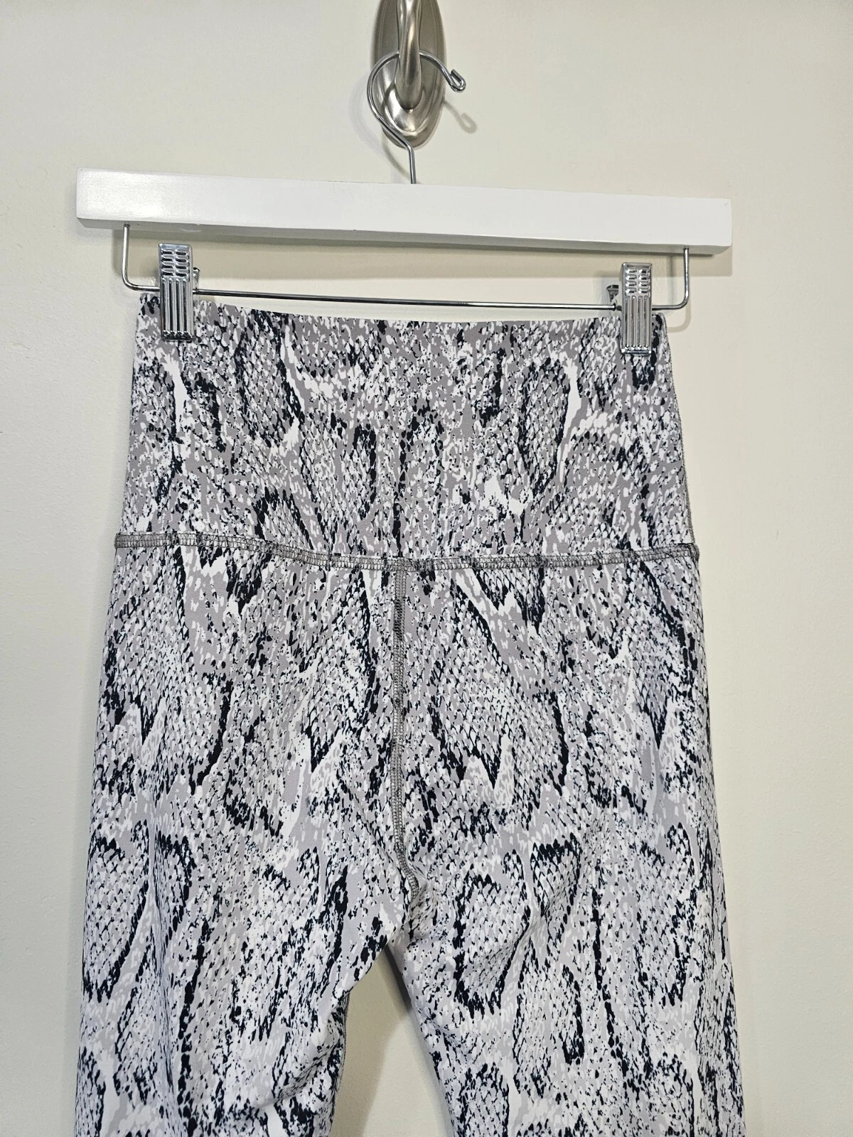 beyond-yoga athletic snake print stretch leggings