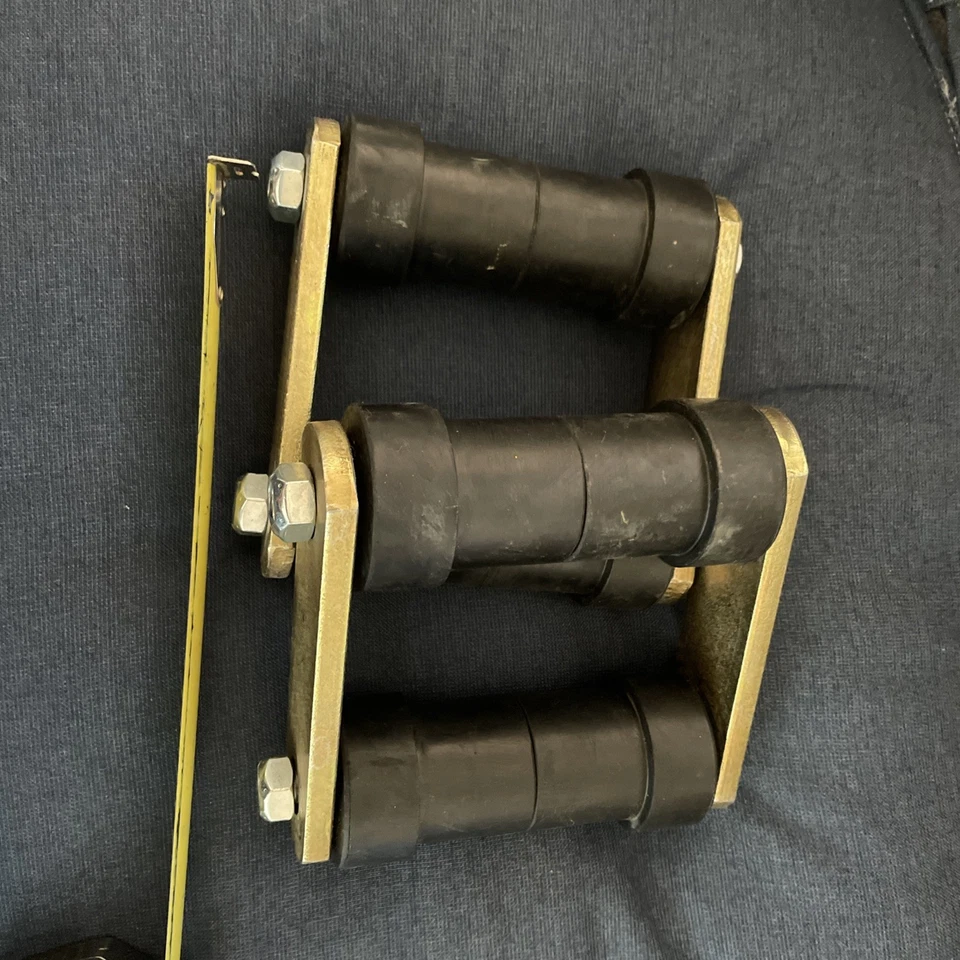 Juego de 2 grilletes y perchas de resorte de hoja de protano traseros para par Chevy Foto 3 de 4