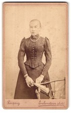 Fotografia Atelier Eulenstein, Lipsia, Tauchaerstr. 30, Ritratto donna con perla 