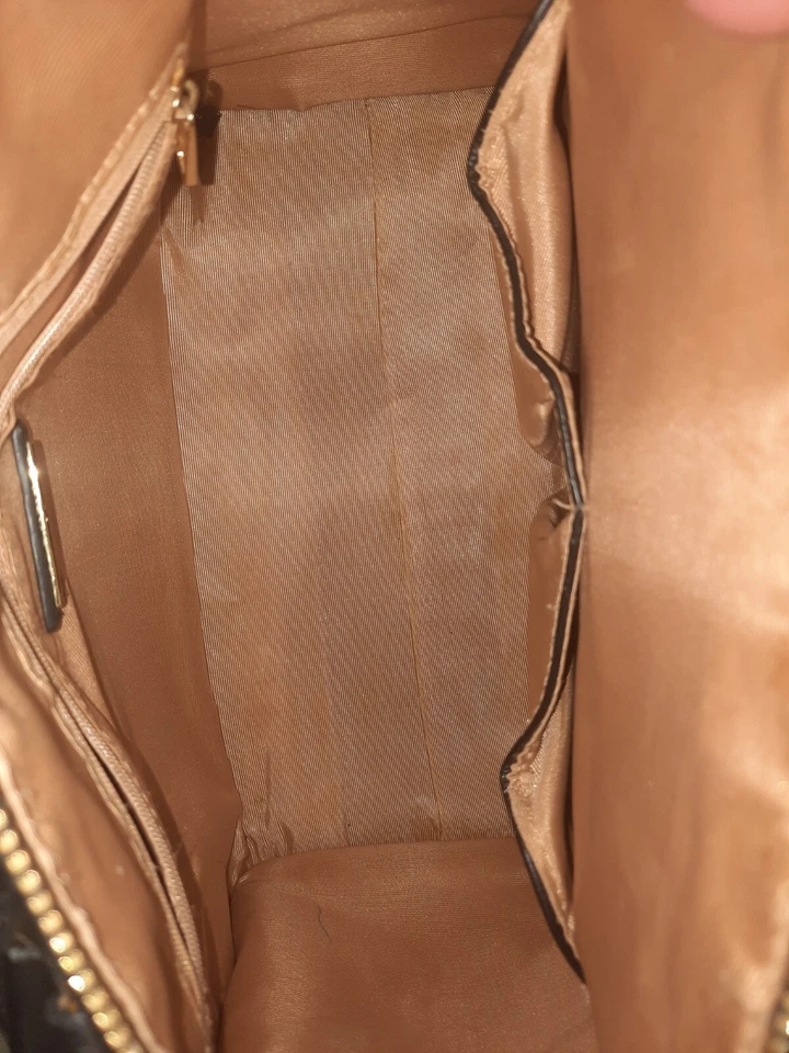 Bolso de mano Ora Delphine de cuero granulado negro con cremallera superior Foto 4 de 4