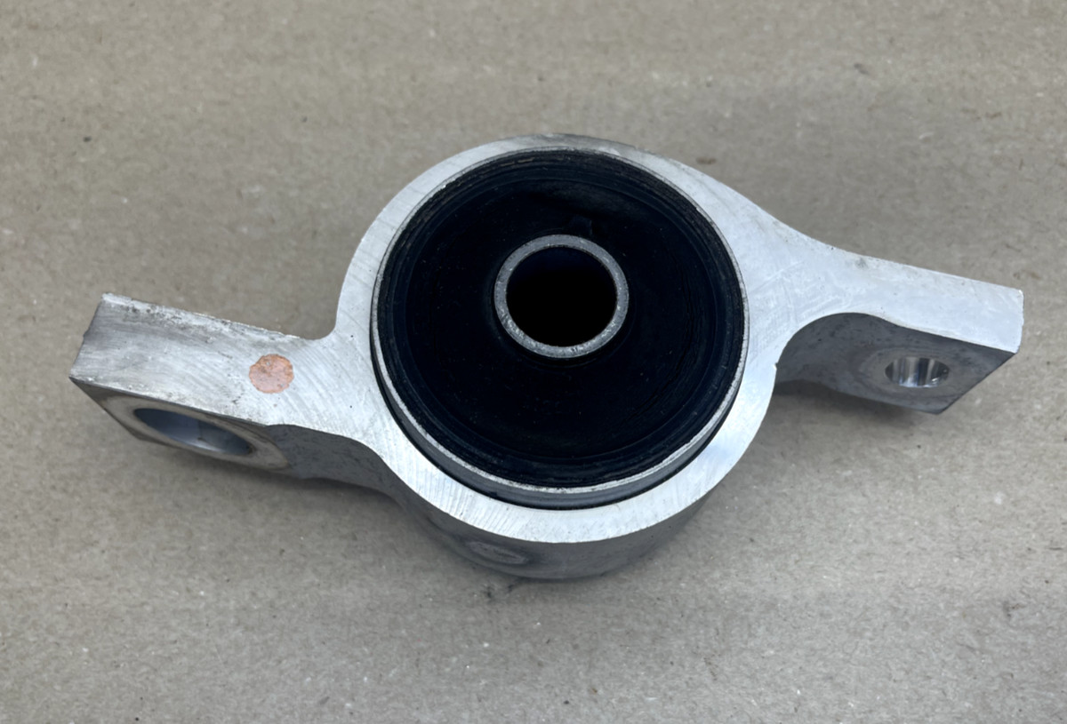06-11 LEXUS IS250 IS350 ISC FRONT LOWER ARM BRACKET OEM 48075-53010
