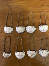 Lot de 8 anciennes étiquettes émaillées pour carafe ou col de bouteille