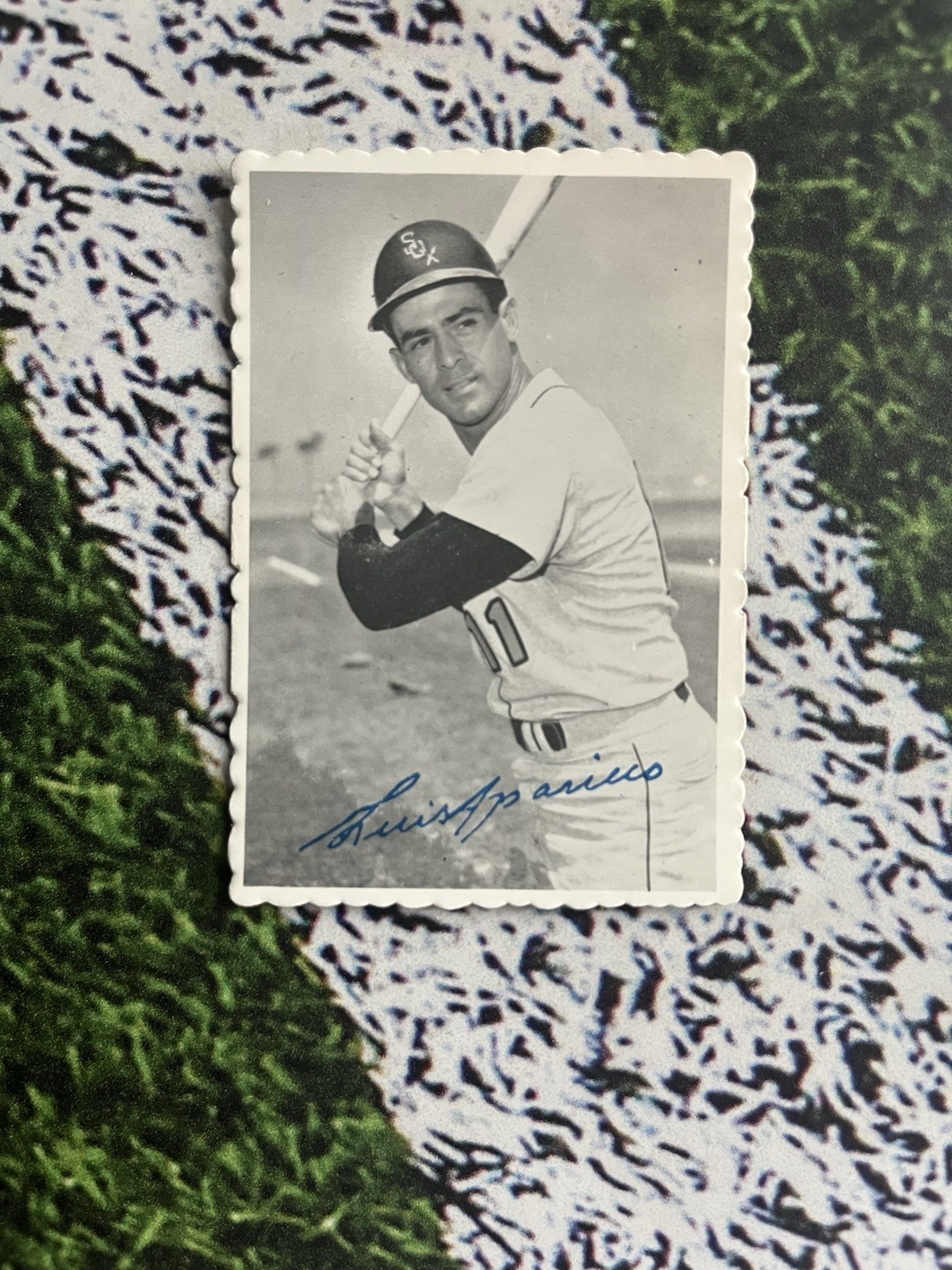 Luis Aparicio #6 Baseball Cards 1969 Topps Deckle Edge trading card — raw and PSA graded price guide