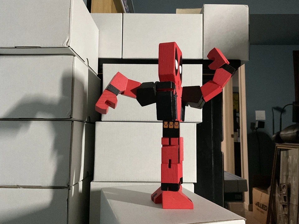 Figura de acción Deadpool Posable Wood - Game Stop - (Disney) (Marvel) Foto 2 de 4