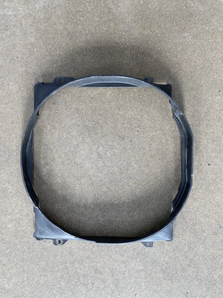 Cubierta del ventilador del radiador 17111114975 BMW 2002 2002ti E10 de fábrica usada en gran forma OEM Foto 2 de 4