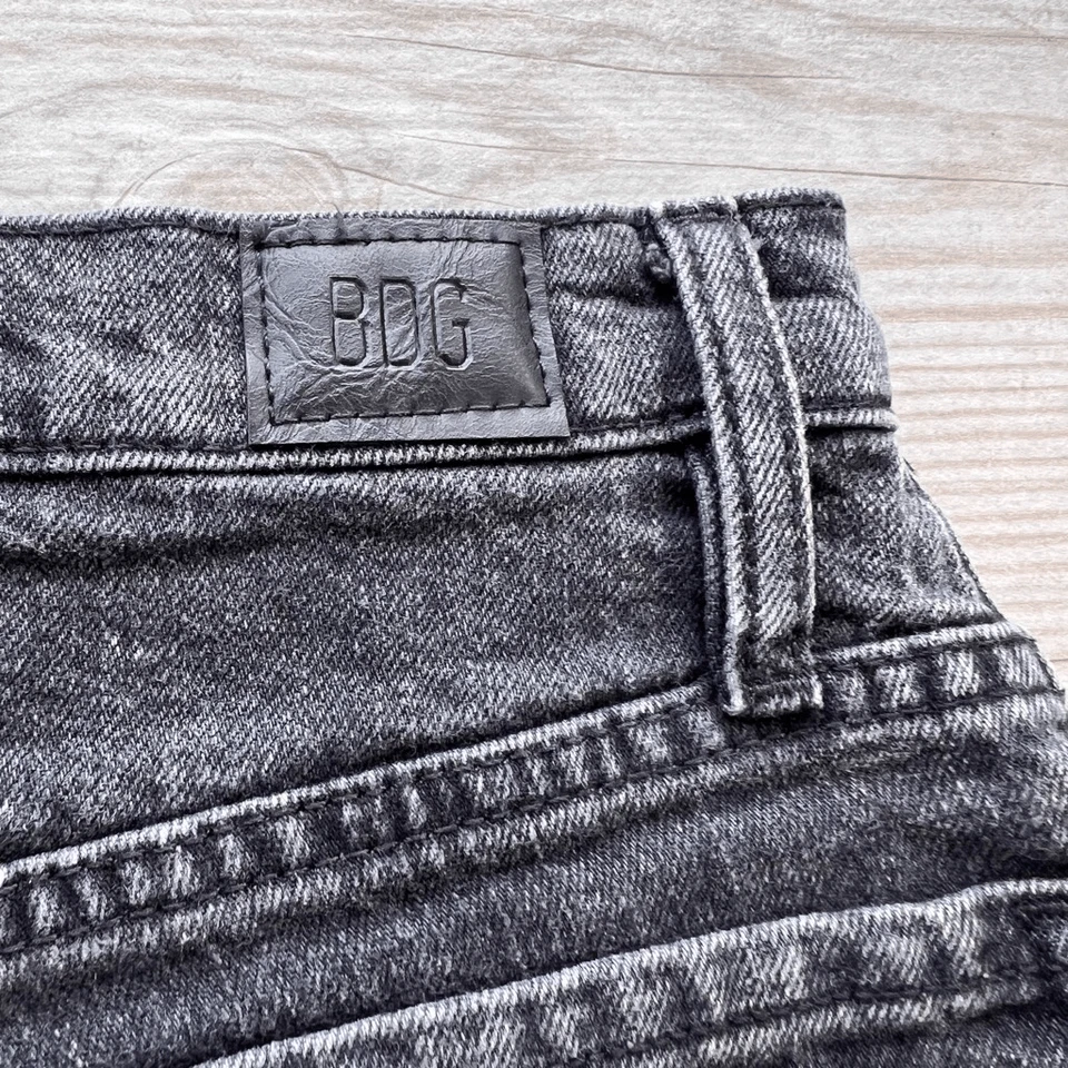 BDG Urban Outfitters Mujer Gris Dobladillo Enrollado Mamá Tiro Alto Denim Corto Talla 26 Foto 3 de 4