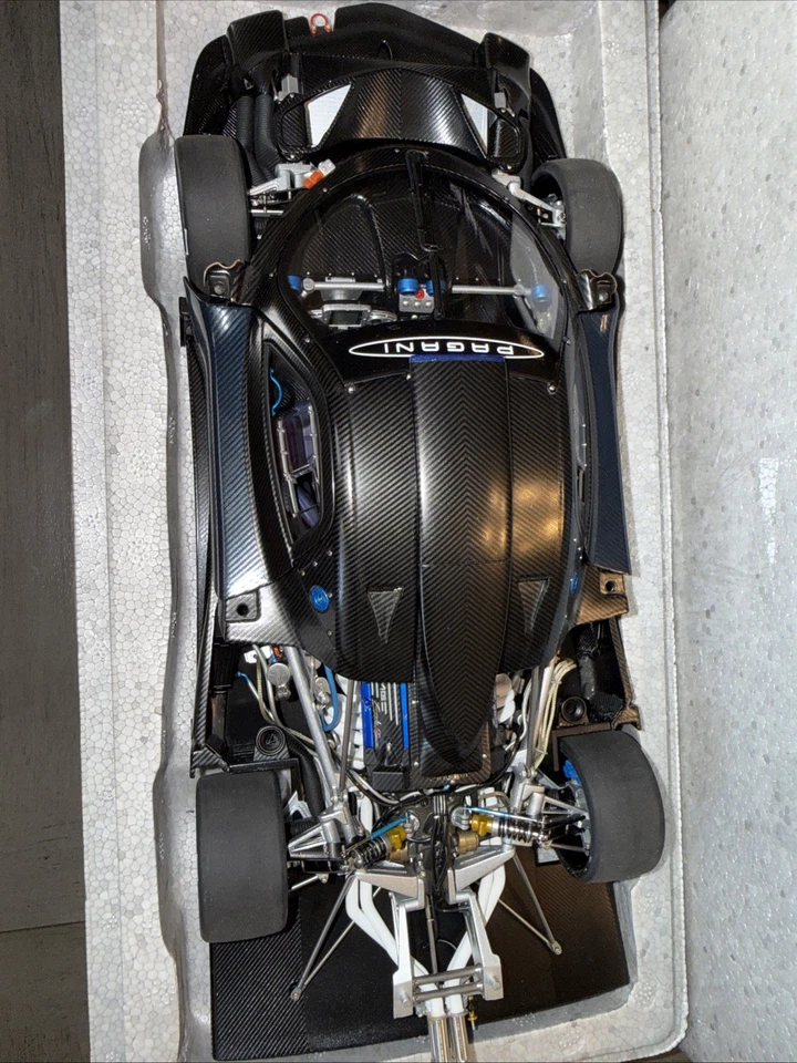 AUTOart 1/18 Pagani Zonda Revolution Azul Carbono Raro Coleccionable Foto 4 de 4
