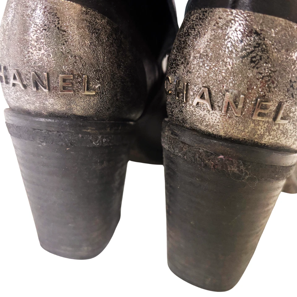Botas de cuero negras Chanel con correa cruzada y placa de metal talla 38 Foto 4 de 4