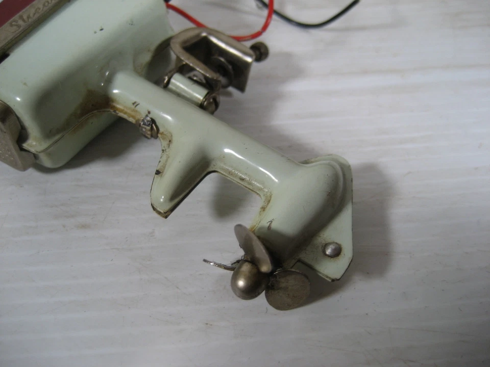 VINTAGE STREAM LINE BATTERY OPERATED TIN BOAT MOTOR & WOOD BOAT WORKS - Image 4 of 4