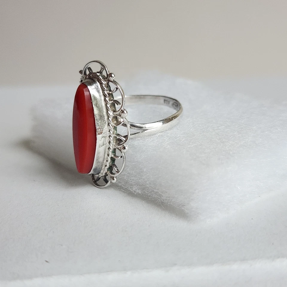 Anel de filigrana vintage de prata esterlina com cabochão oval de coral vermelho | Tamanho 7,75 - Imagem 2 de 4