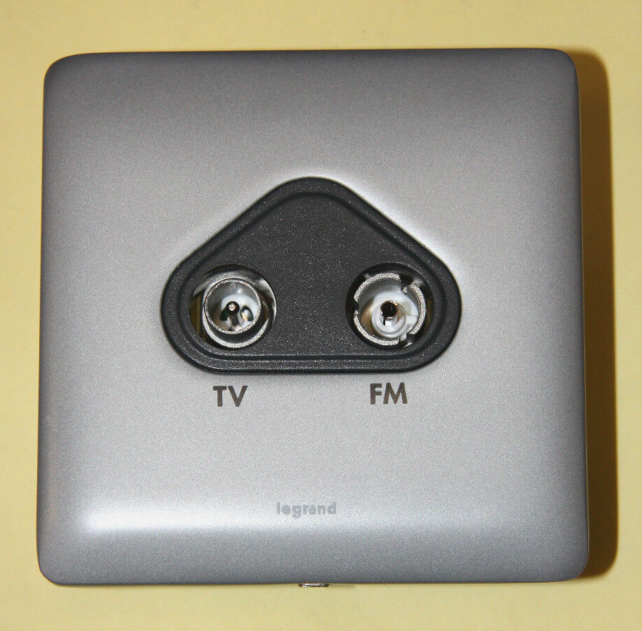 Legrand Synergy Modern Silver - 7310 42 - 1 Gang TV/FM Screened Coaxial Outlet