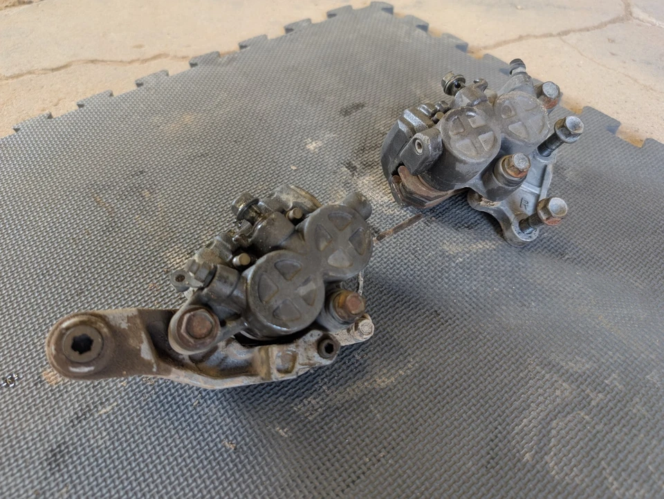 1984 Honda VF1000 Interceptor Front Disc Brake Caliper Set Left + Right + Pads Foto 3 de 4