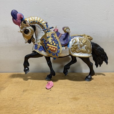 Breyer 79197 The Great Horse In Armor Fine Porcelain Limited Ed. 1997 DAMAGED Cm