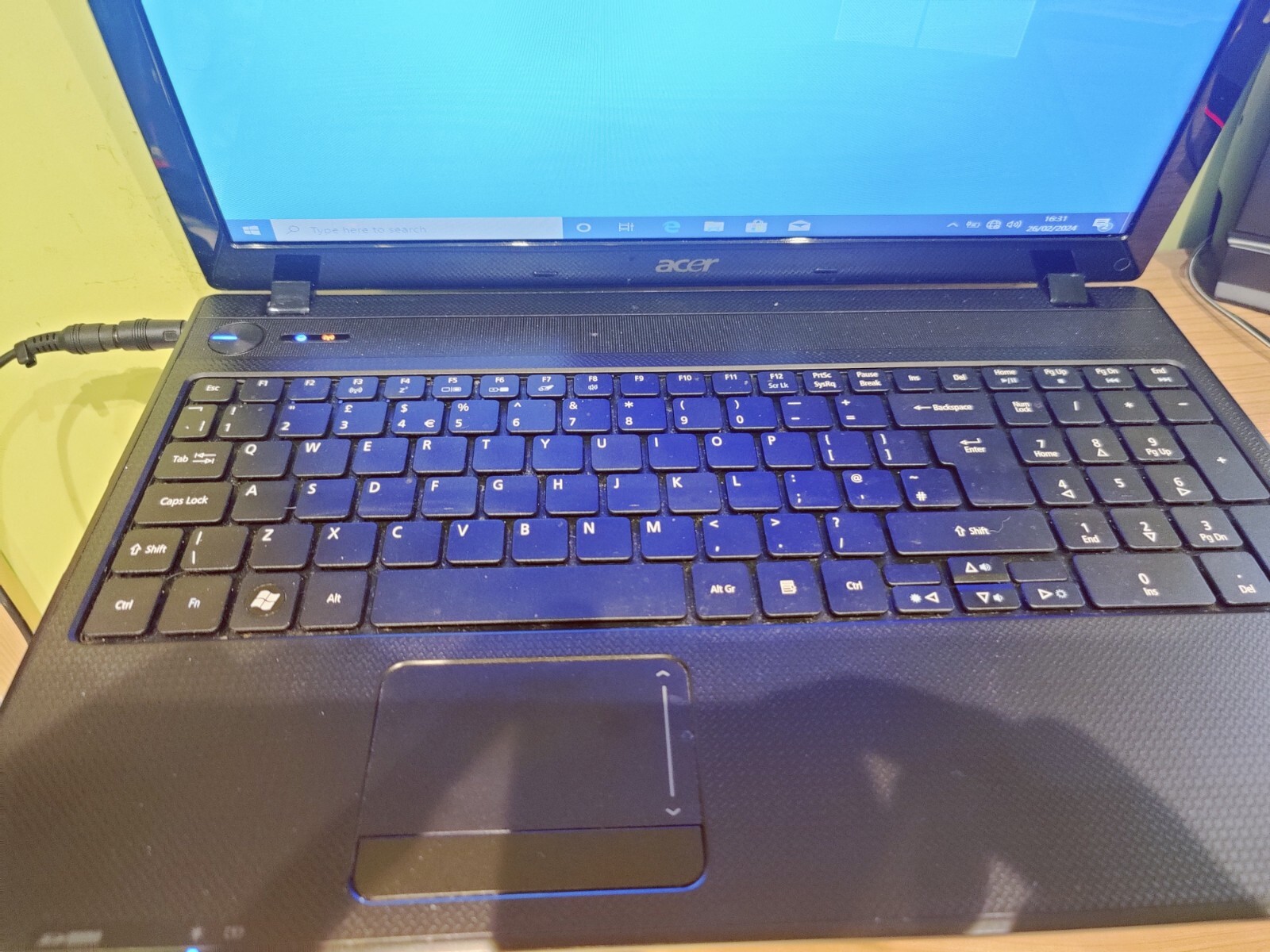 Acer Aspire 5742 Pentium P6100 4 GB Ram 250 GB HDD Not Tested Cheap