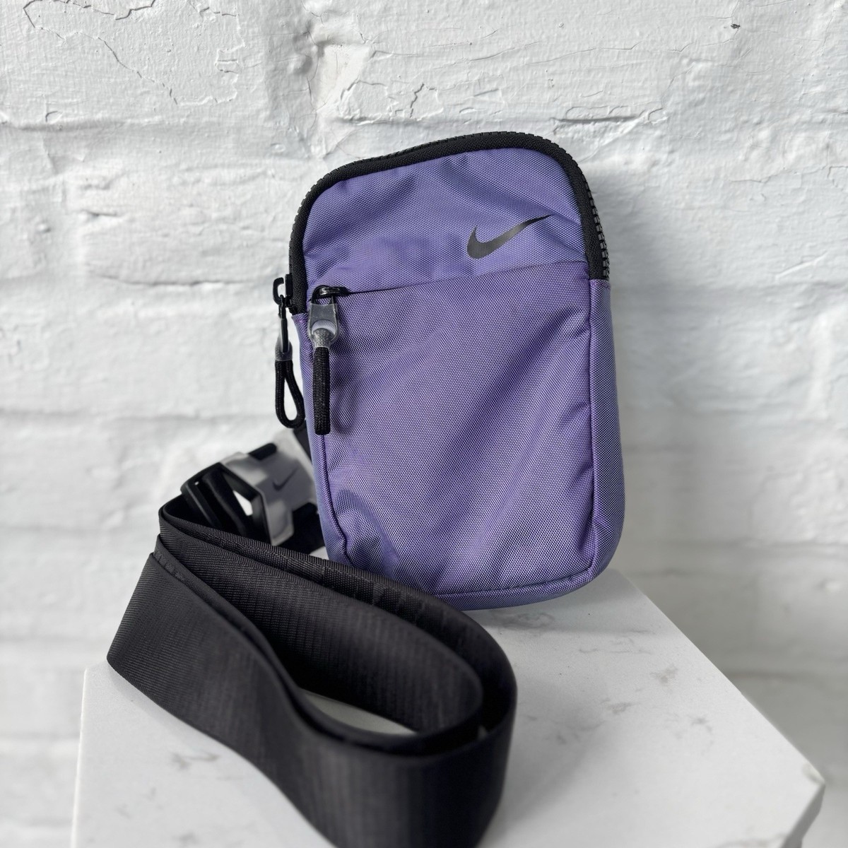 NIKE SPORTSWEAR ESSENTIALS S HIP PACK Wild Berry
