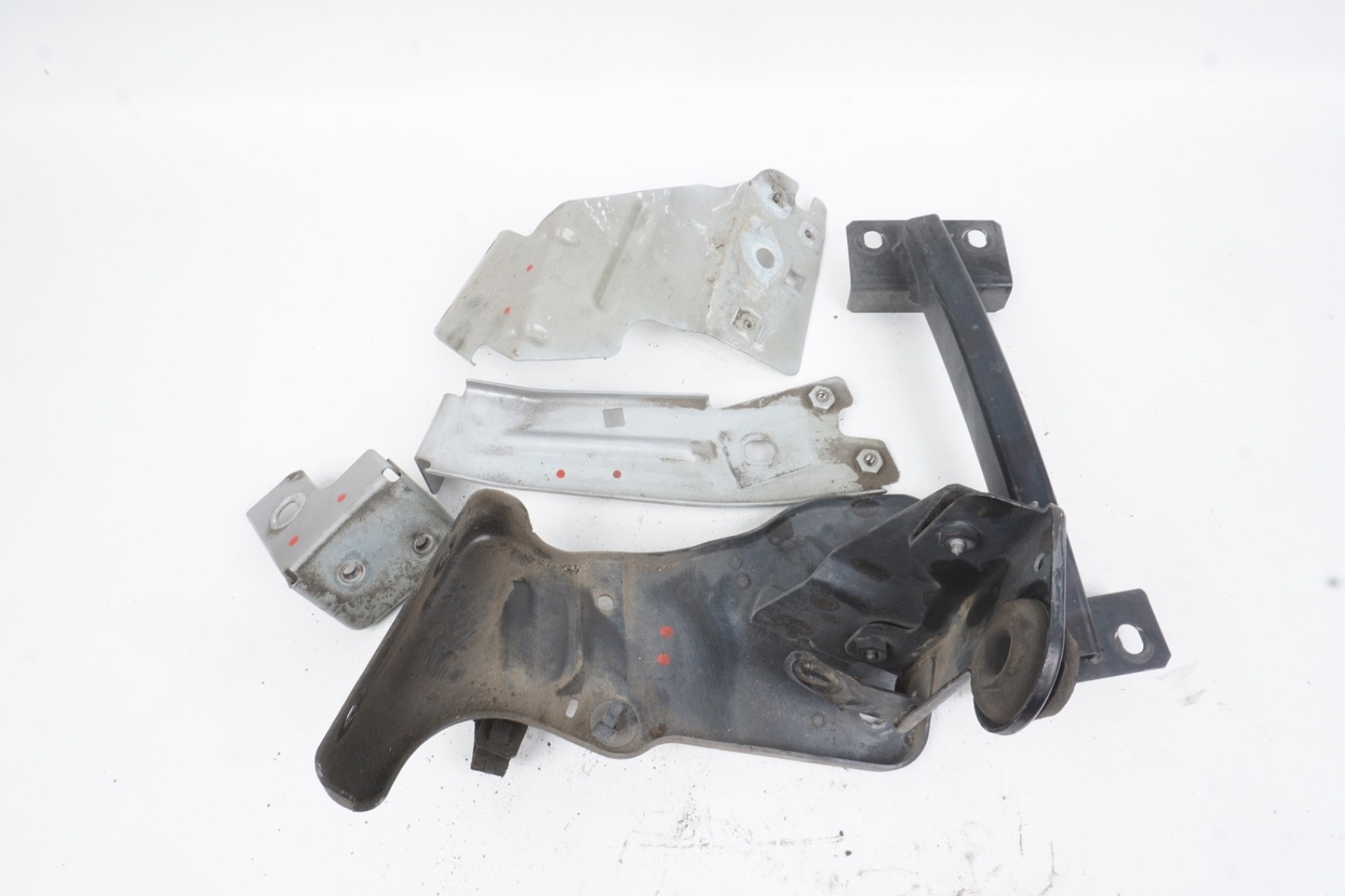 2014 - 2020 MASERATI GHIBLI FRONT RIGHT SIDE FENDER MOUNT SUPPORT BRACKET SET