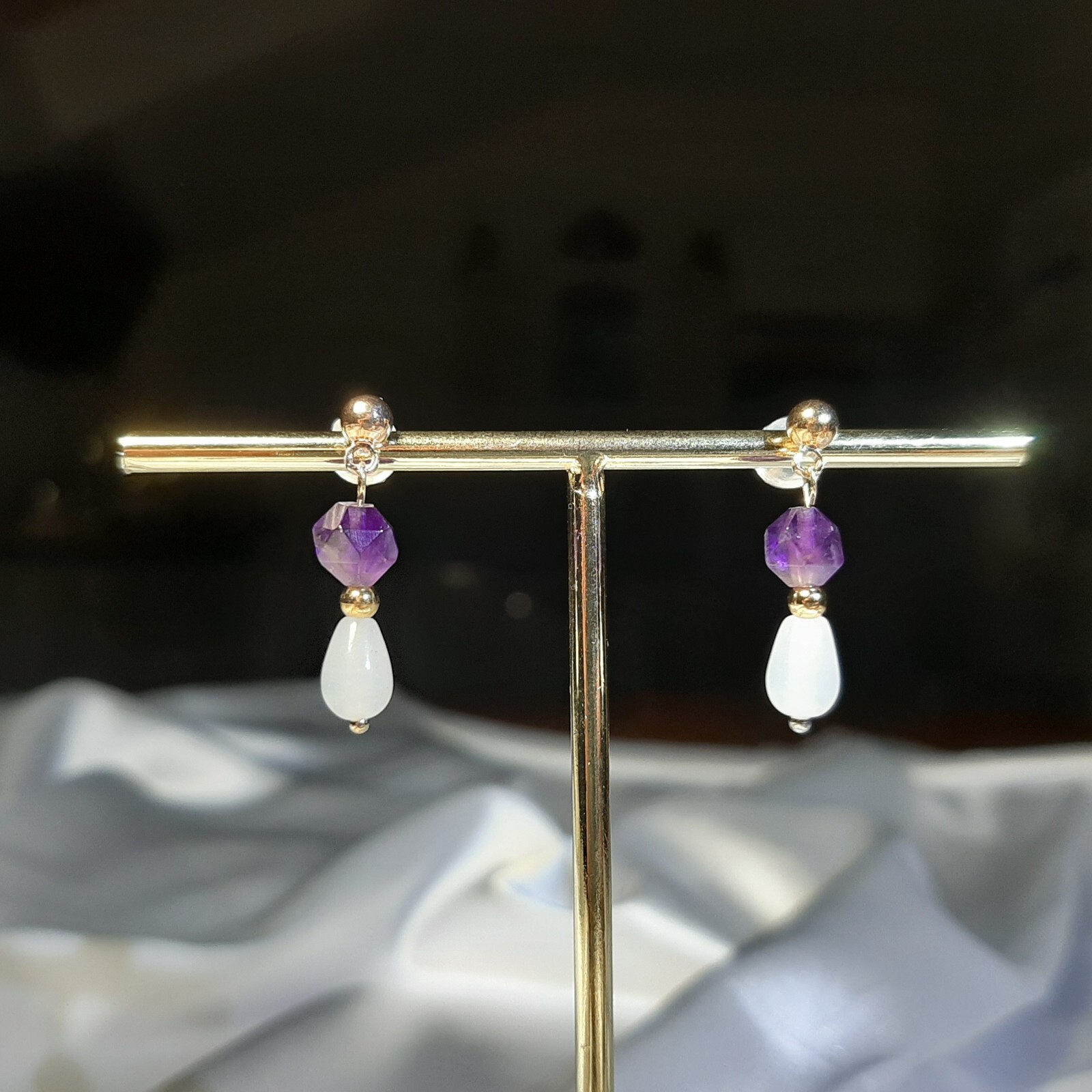Clous d'oreilles améthyste violette et or jaune, le cadeau d'anniversaire idéal