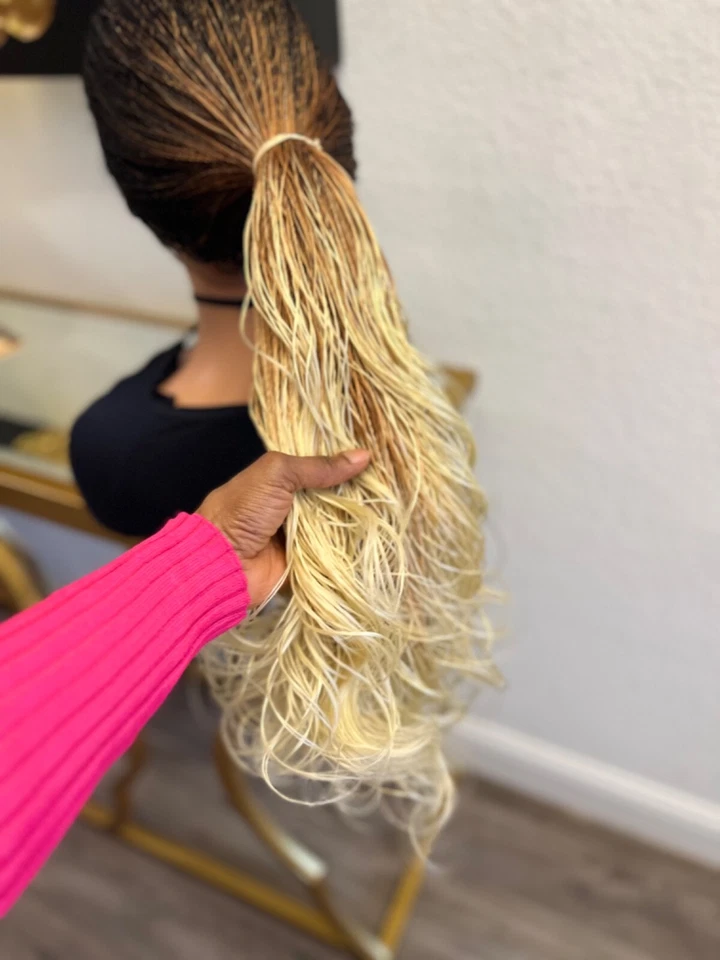 Peluca trenzada: PELUCA TWIST DE TRES TONOS. 26” de largo. Hecho en una peluca de encaje completa. Foto 2 de 4