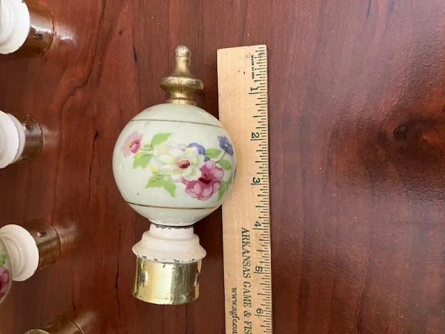 Juego de 8 remates de poste de cama vintage de latón cerámico de porcelana Foto 3 de 3