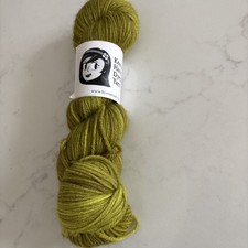 Matassa Keenan filato tinto a mano lana BFL DK 100 g 246 anni colorazione oliva Parmelinopsis