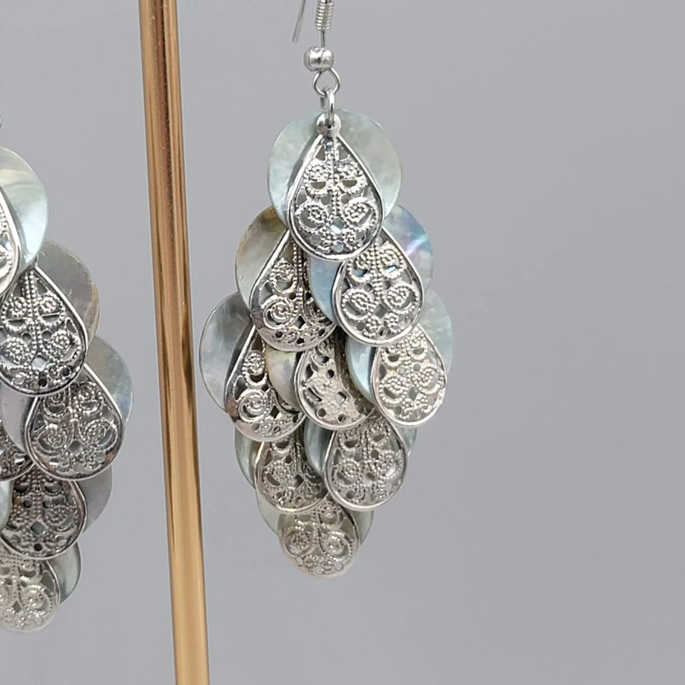 Pendientes perforados grandes con concha de araña tono plata cuelgan 2,25 pulgadas Foto 4 de 4