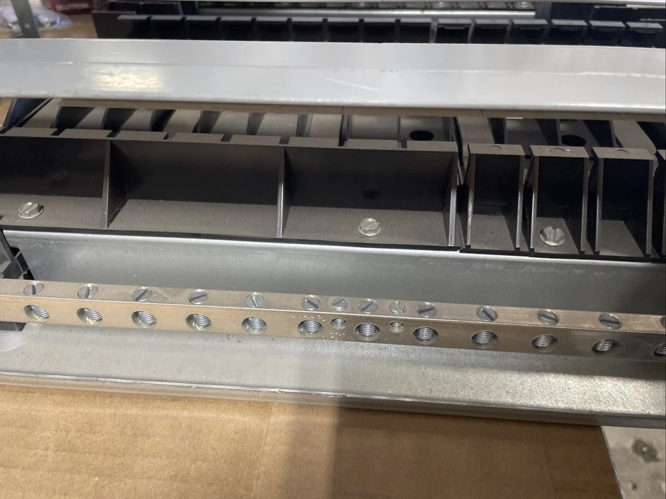 Siemens P1X30MC250A 250A 3 фазы 4 провода 208/120 В центр нагрузки/панель плата - Изображение 2 из 4