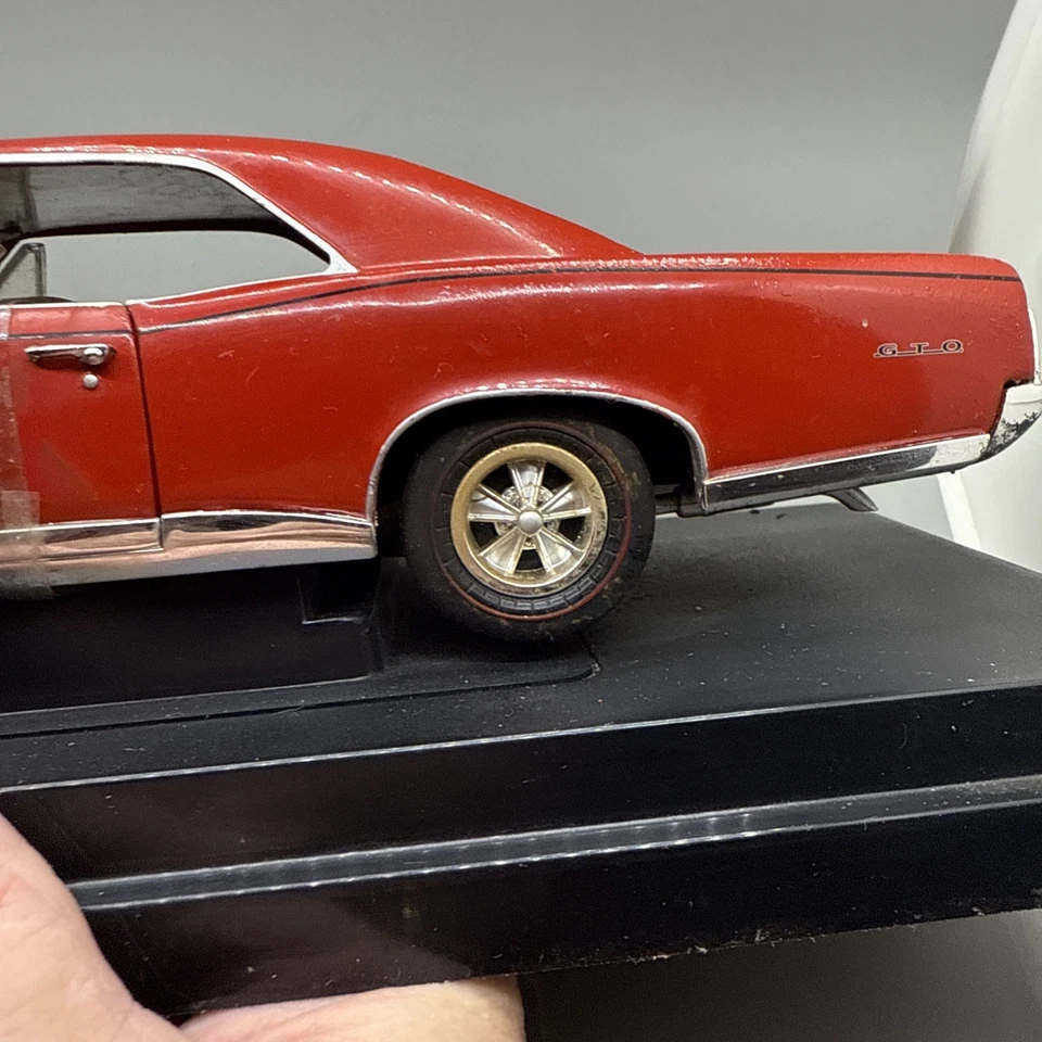 Pontiac GTO 1967 ERTL American Muscle rojo con interior negro 1:18 granero encontrar Foto 4 de 4