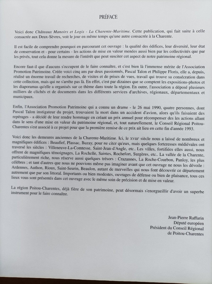 Livre "Châteaux, Manoirs Et Logis - La Charente-Maritime" – Édition 1993, Relié Avec Jaquette, 542 Pages.