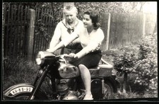 Fotografie Motorrad Jawa, junge Frau auf Krad sitzend, Kennzeichen KR-66-90 