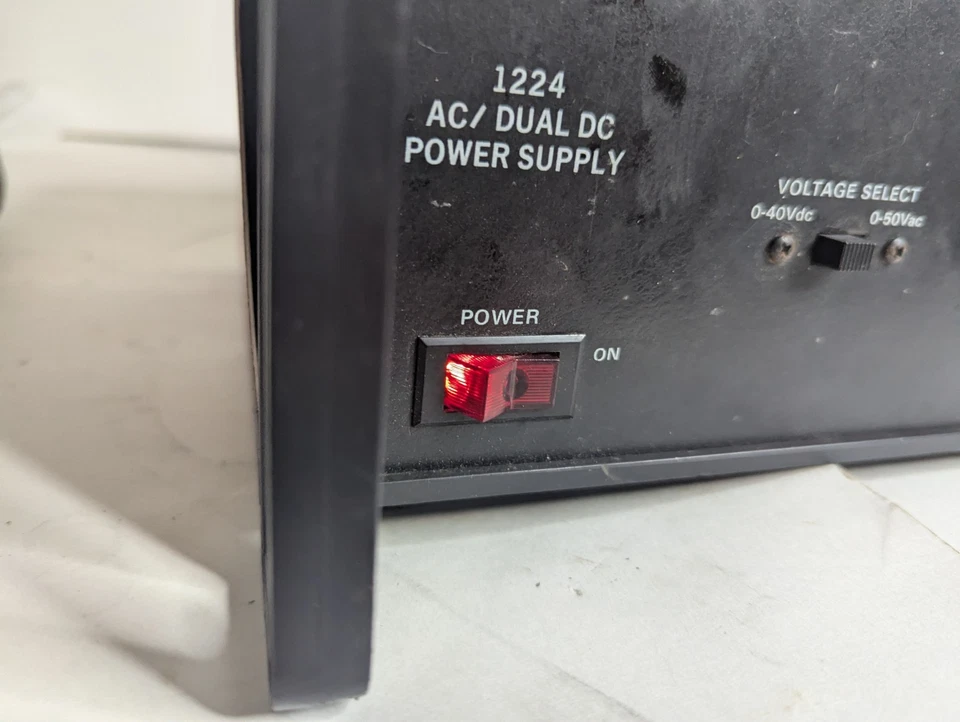 FUENTE DE ALIMENTACIÓN DUAL LAB VOLT 1224 **NO PROBADA** ENCIENDE  Foto 2 de 4