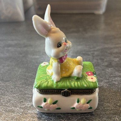 Easter Bunny Trinket Box Ceramic Rectangle Shaped Bunny On Grass W/Flowers LOC L