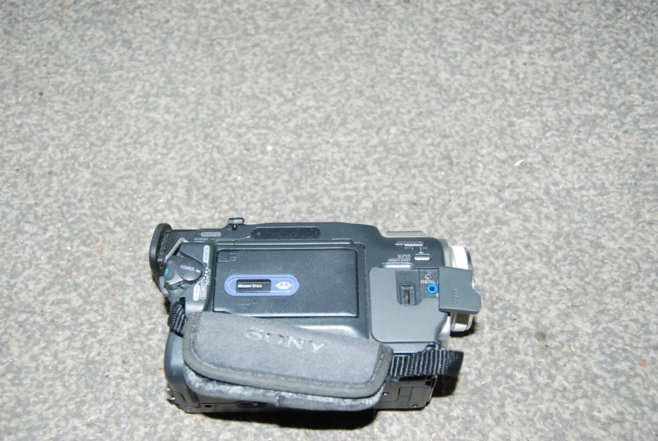 Sony DCR-TRV11E 40x Zoom Carl Zeiss Digital Camcorder - Image 3 of 4