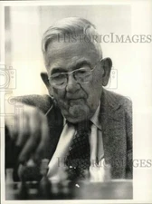 1983 Press Photo John C. Cummings contemplates his next move at the Chessboard