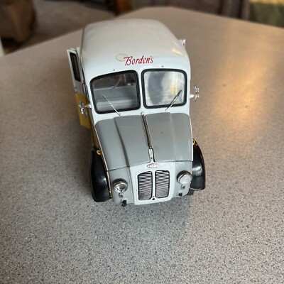 Danbury Mint 1950 Bordens dairy products milk truck Die Cast With