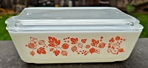 Vintage White - Pink Pyrex 503 1.5 QT Refrigerator Dish With Lid In Gooseberry