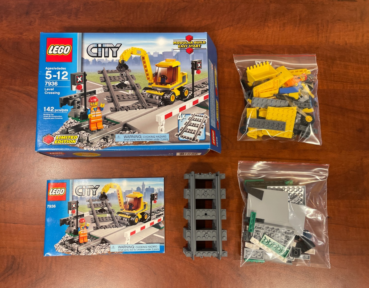 Lego 7936 - Level Crossing - RC - Complete with Box and