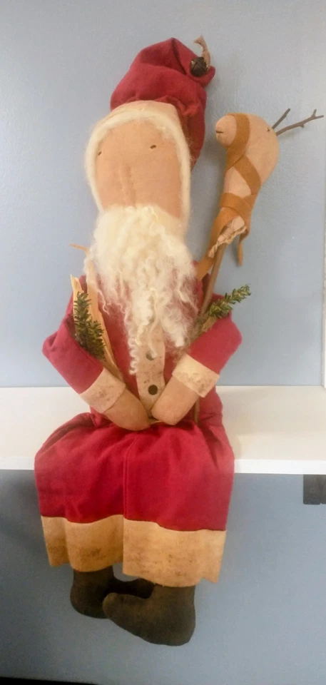 Muñeca de Papá Noel sucia arte popular primitivo 26" manchada de té sosteniendo un reno Foto 2 de 4