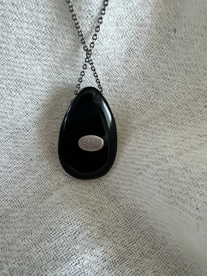 Pingente de lágrima verde oliva Lucite Alexis Bittar com detalhes em pedra azul. - Imagem 3 de 3