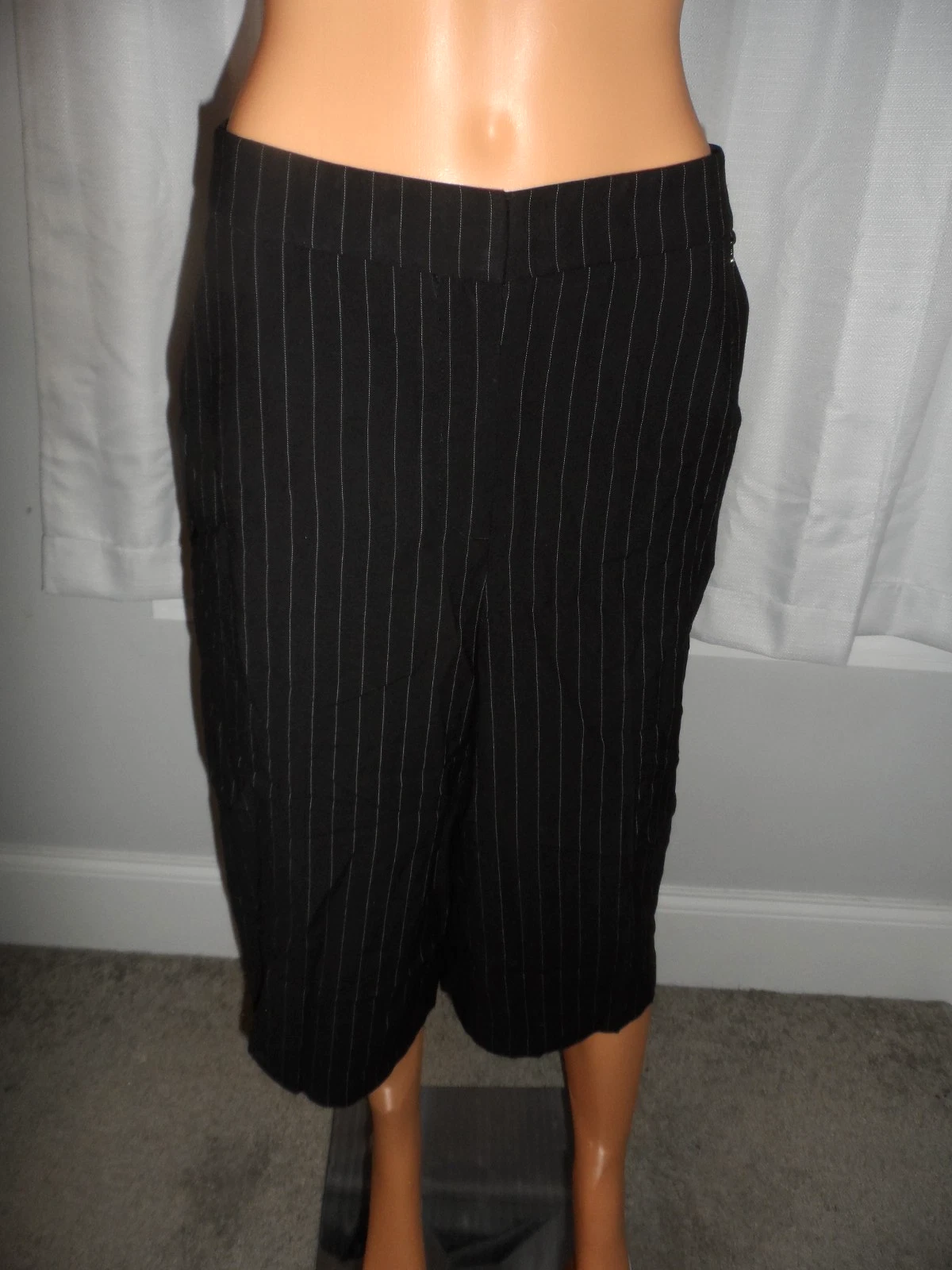 Great Rafaella size M black white pin stripe wide leg capri pants gauchos NWOT
Opens in a new window