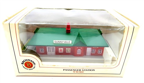 Bachmann Escala N ESTACIÓN DE PASAJEROS Edificio Ferroviario Nº 7408 con Caja Original  | Zustand: Used