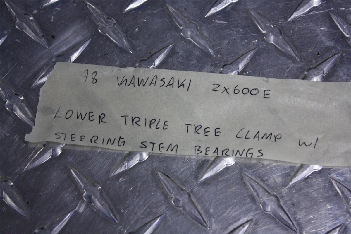 98 KAWASAKI ZX 600 E LOWER TRIPLE TREE CLAMP W/ STEERING STEM