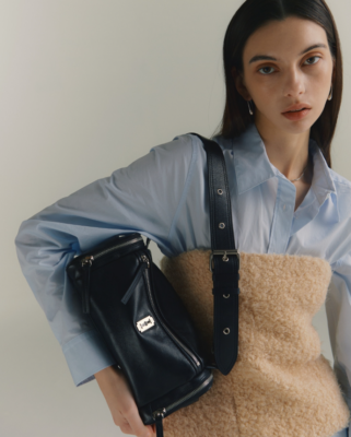 VUNQUE] Perfec Multi Pocket Shoulder S - B | Stylish & Functional
