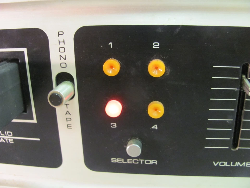 DYN Electronics DS-845 - Reproductor estéreo de 8 pistas estado sólido - grano de madera Foto 3 de 4