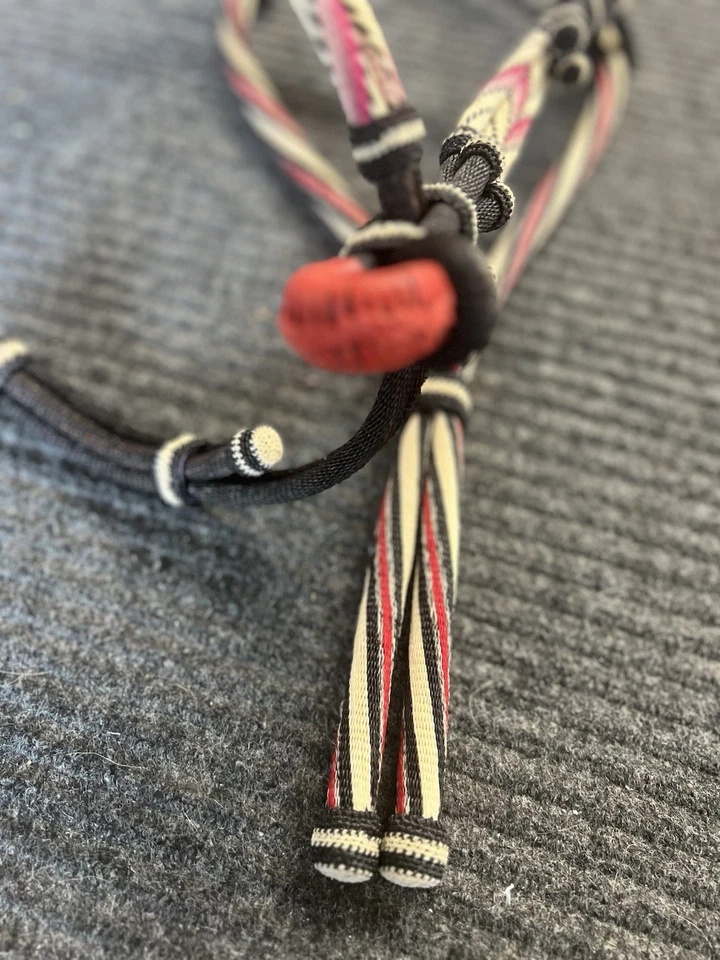 Brida de pelo de caballo con cuero rojo hecha a mano en Montana EE. UU. Foto 4 de 4